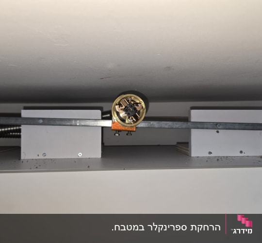 ספרינקלר מותקן בתקרה עם צינורות מתכת